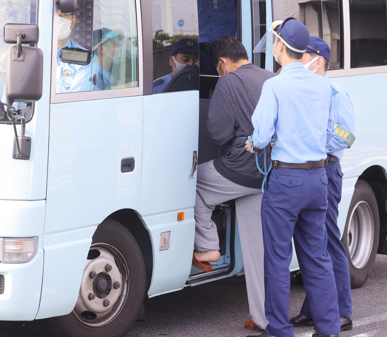 東京空港署から警察車両に乗り込み移送される村田兆治容疑者。25日午前7時35分（撮影・野上伸悟）