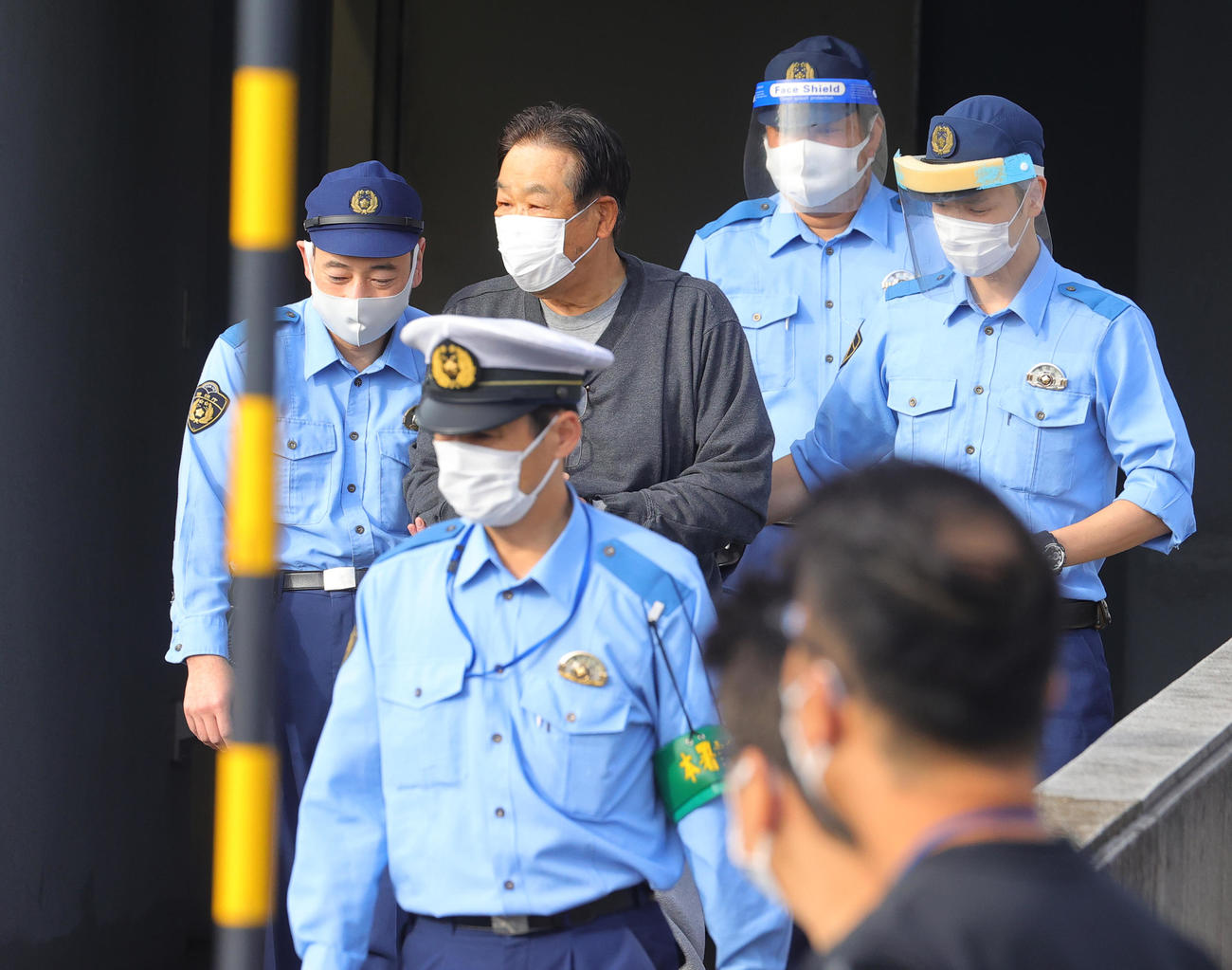 東京空港署から移送される村田兆治容疑者。25日午前7時35分（撮影・野上伸悟）