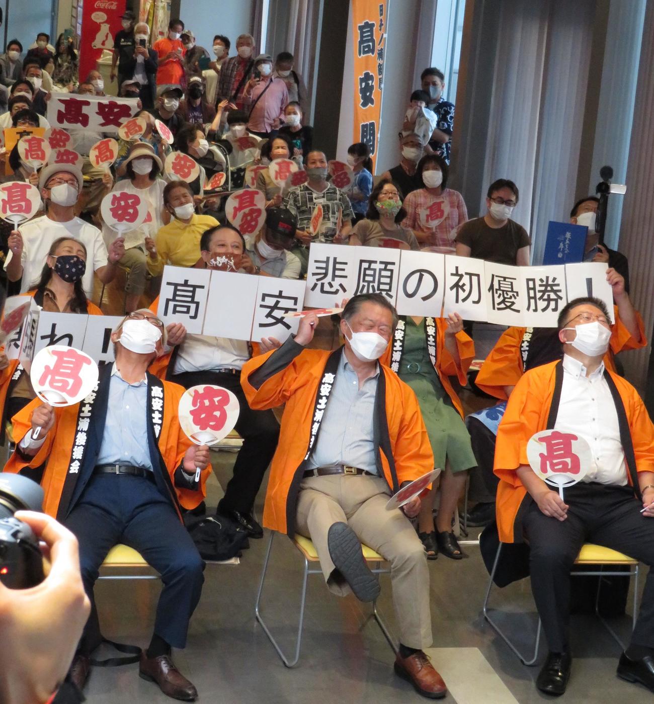 高安の故郷・土浦市では市役所1階の市民ラウンジに50席を用意。高安が玉鷲に敗れた直後、約100人の市民が天を仰ぎ、足も上がって「あー」と悲鳴のような叫びがこだました（撮影・寺沢卓）