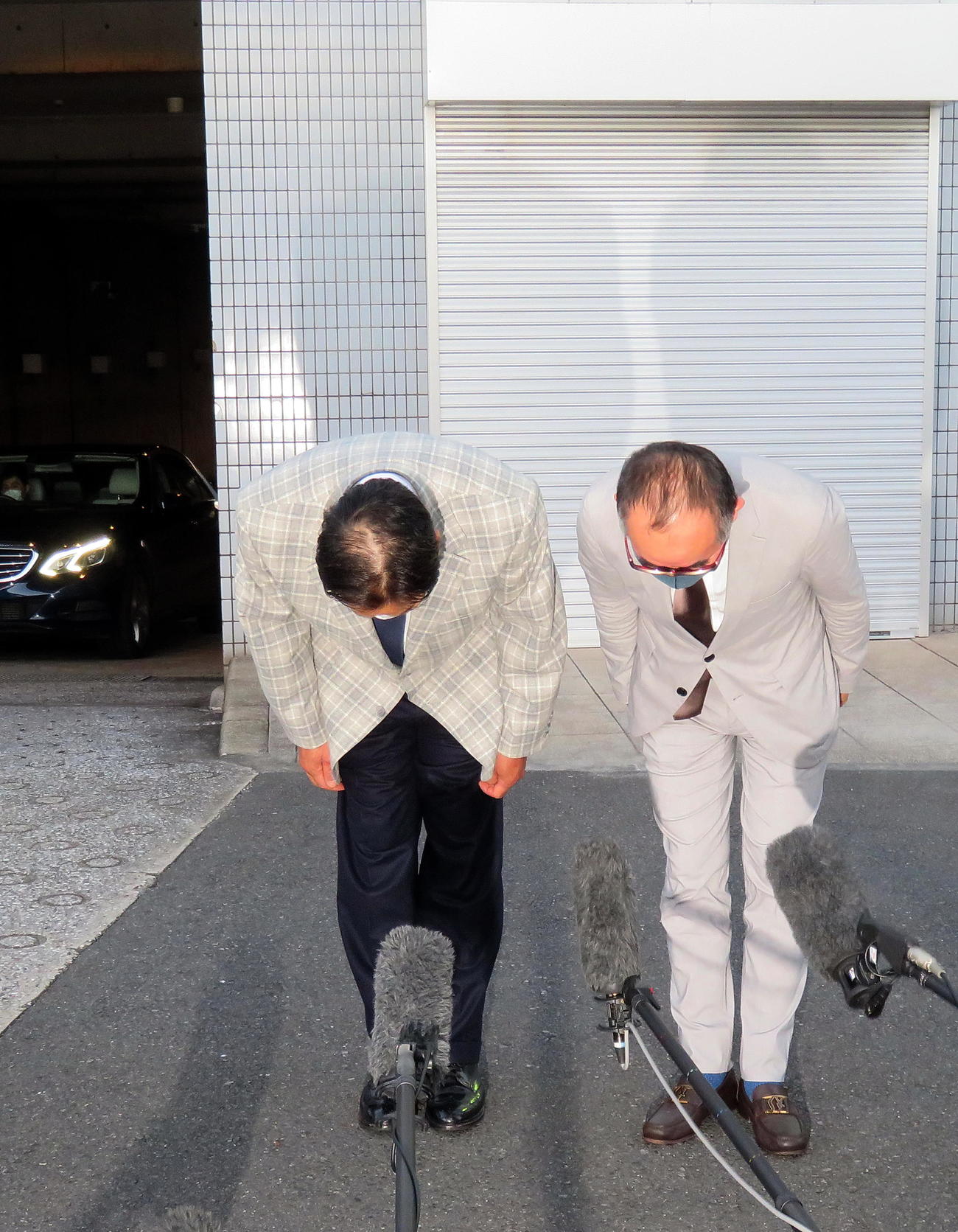 釈放されて報道陣を前に深々と頭を下げる村田兆治さん（左）（撮影・鎌田直秀）