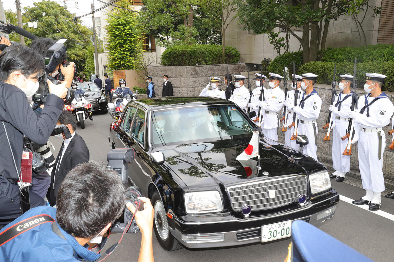 安倍晋三元首相の国葬を前に、儀仗（ぎじょう）隊が並ぶ中、都内の自宅を出る昭恵夫人を乗せた車。午後1時25分（撮影・野上伸悟）
