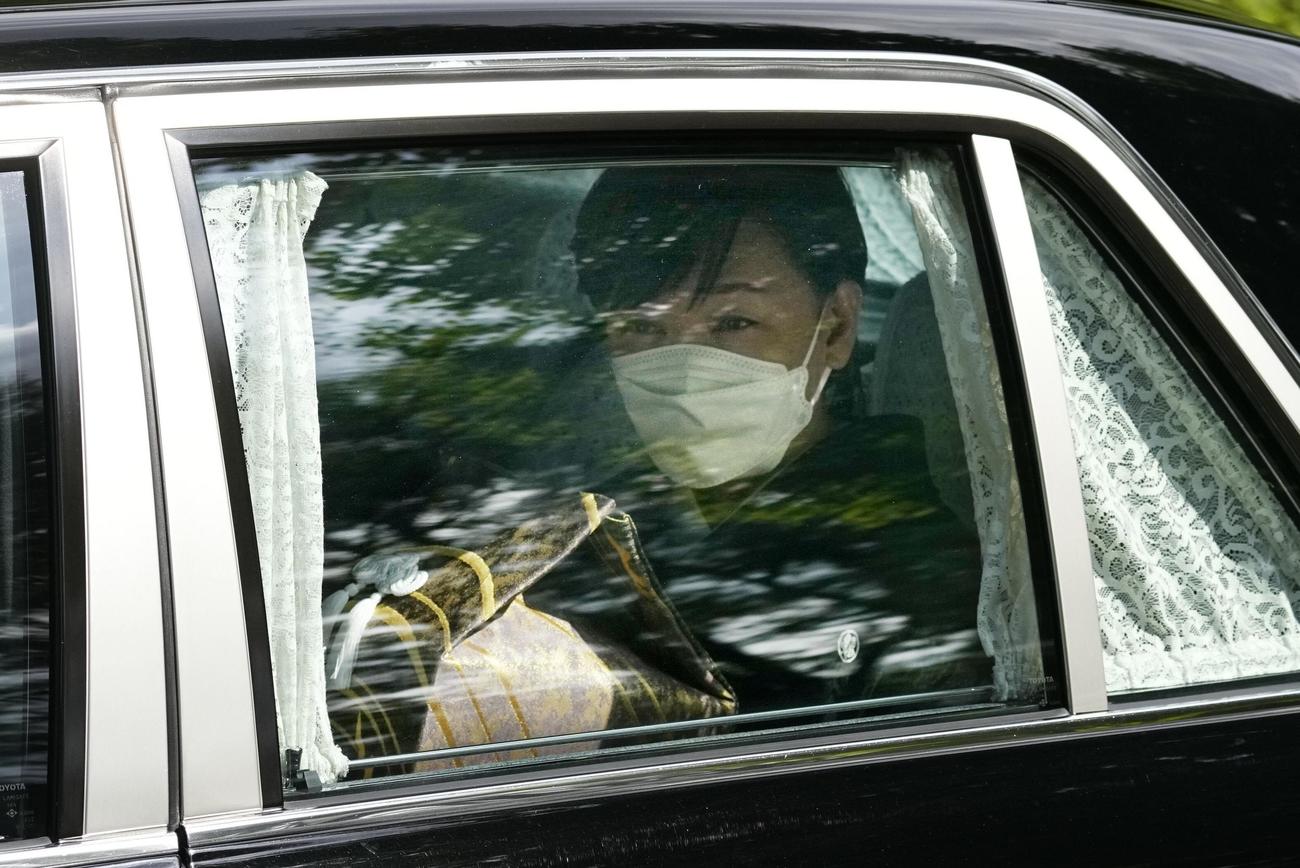 安倍元首相の遺骨と共に、国葬会場の日本武道館に向かう昭恵夫人（共同）