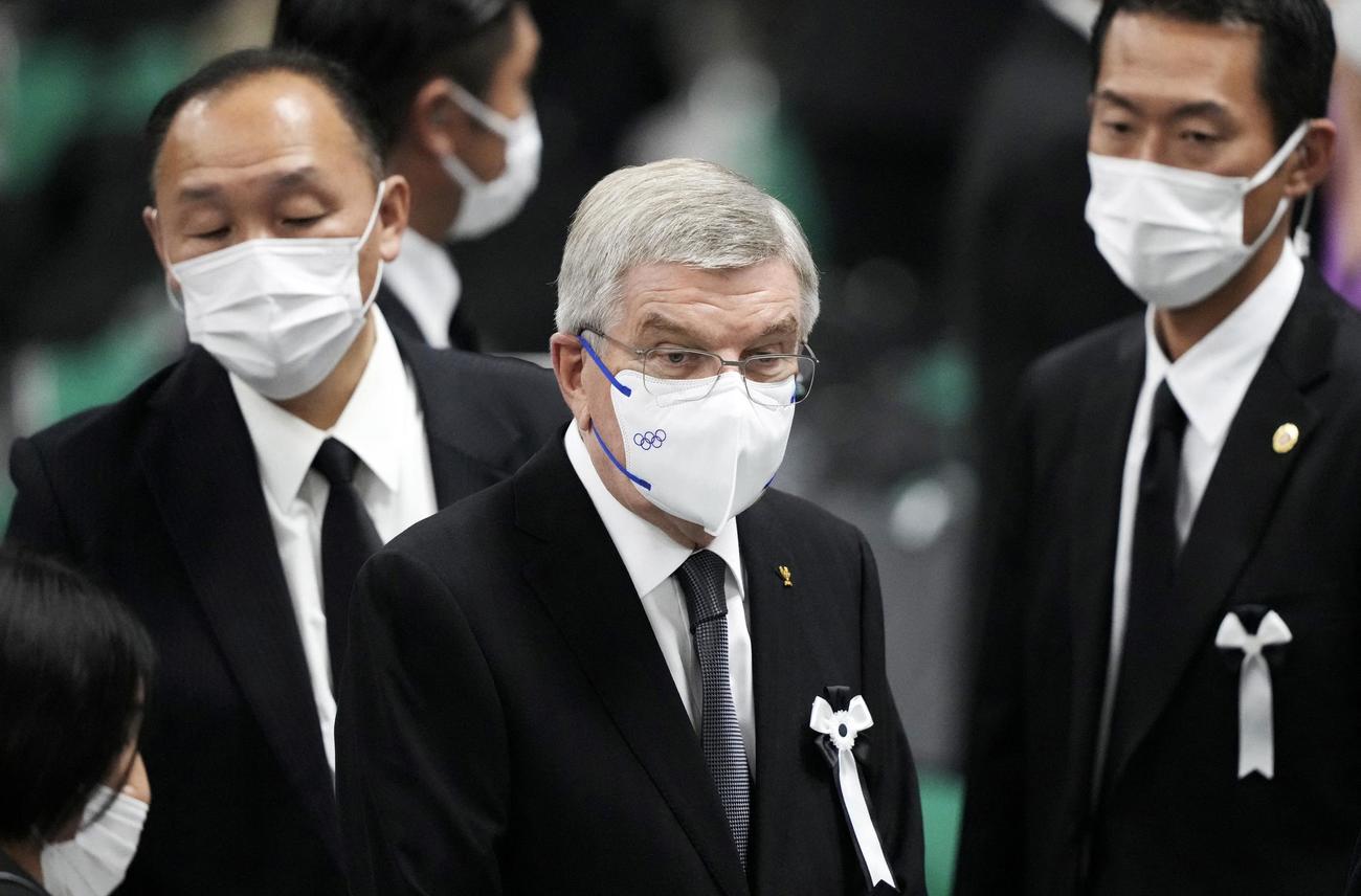 国葬に出席したIOCバッハ会長（ロイター）