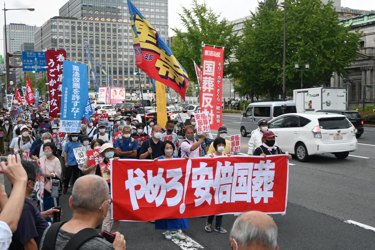 大阪市内で安倍元首相の国葬に反対し、デモ行進する参加者（撮影・松浦隆司）