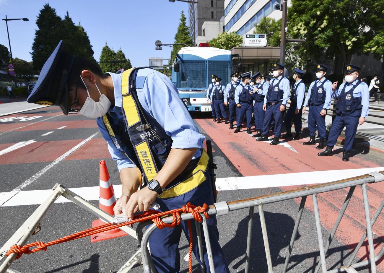 安倍元首相の国葬が行われる日本武道館近くの道路を封鎖する警察官＝27日午前9時5分、東京都千代田区
