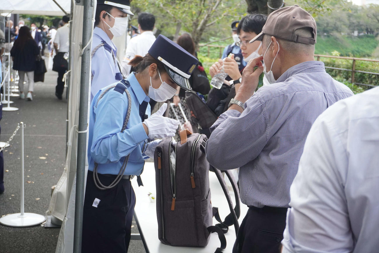 一般向け献花台に向かう途中で行われた手荷物検査（撮影・沢田直人）