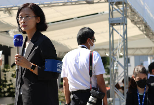 安倍晋三元首相の国葬でリポートする韓国メディア＝午前10時45分すぎ（撮影・狩俣裕三）