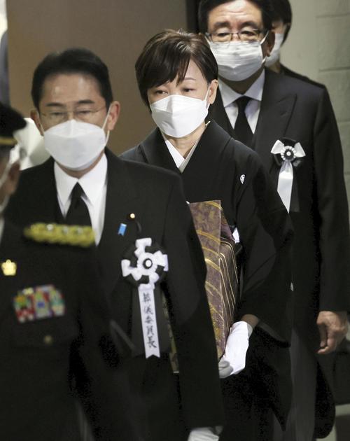 安倍元首相の遺骨を抱いて国葬会場に入る昭恵夫人（中央）。左は岸田首相（共同）