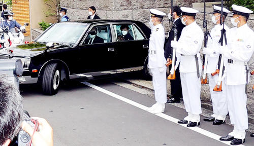 安倍晋三元首相の国葬を前に、儀仗（ぎじょう）隊が並ぶ中、都内の自宅を出る昭恵夫人の乗せた車＝27日午後1時25分（撮影・野上伸悟）