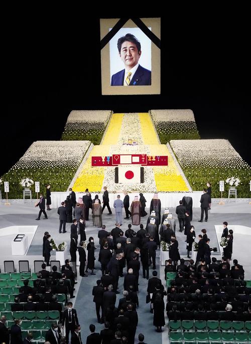安倍元首相の国葬で、献花台に献花する各国代表ら（共同）