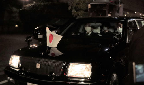 日本武道館での国葬を終え、安倍晋三元首相の遺骨を乗せた車が自宅に戻る様子＝午後6時33分（撮影・藤塚大輔）