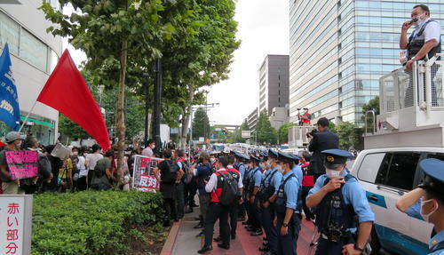 路上を埋めた国葬反対を訴えるデモ参加者ら（左）に対して終了を呼びかける警視庁麹町署署長（右上）（撮影・鎌田直秀）