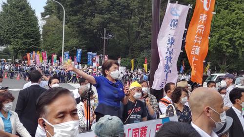 国会議事堂前の国葬反対集会に参加した社会民主党の福島瑞穂党首は大きく手を広げて「憲法違反の国葬は反対です」と訴えた（撮影・寺沢卓）