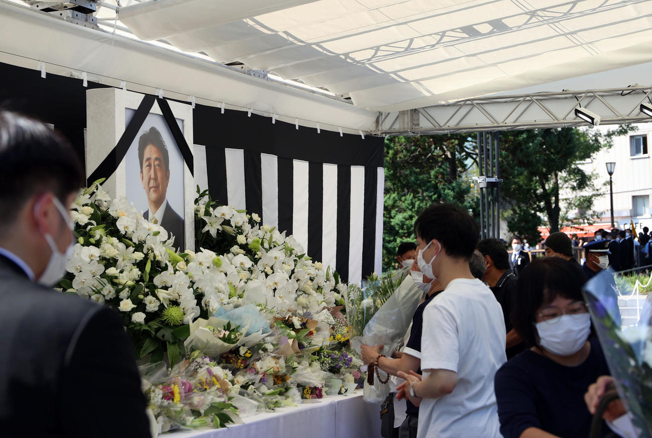 安倍晋三元首相の国葬で弔問に訪れる多くの一般弔問者＝午前9時45分すぎ（撮影・狩俣裕三）