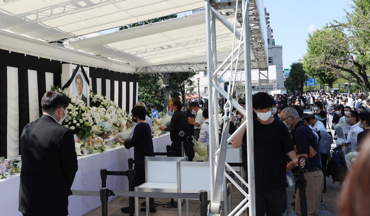 安倍元首相の国葬が行われる日本武道館近くに設けられた一般献花台に花を手向ける人たち＝午前9時45分すぎ（撮影・狩俣裕三）