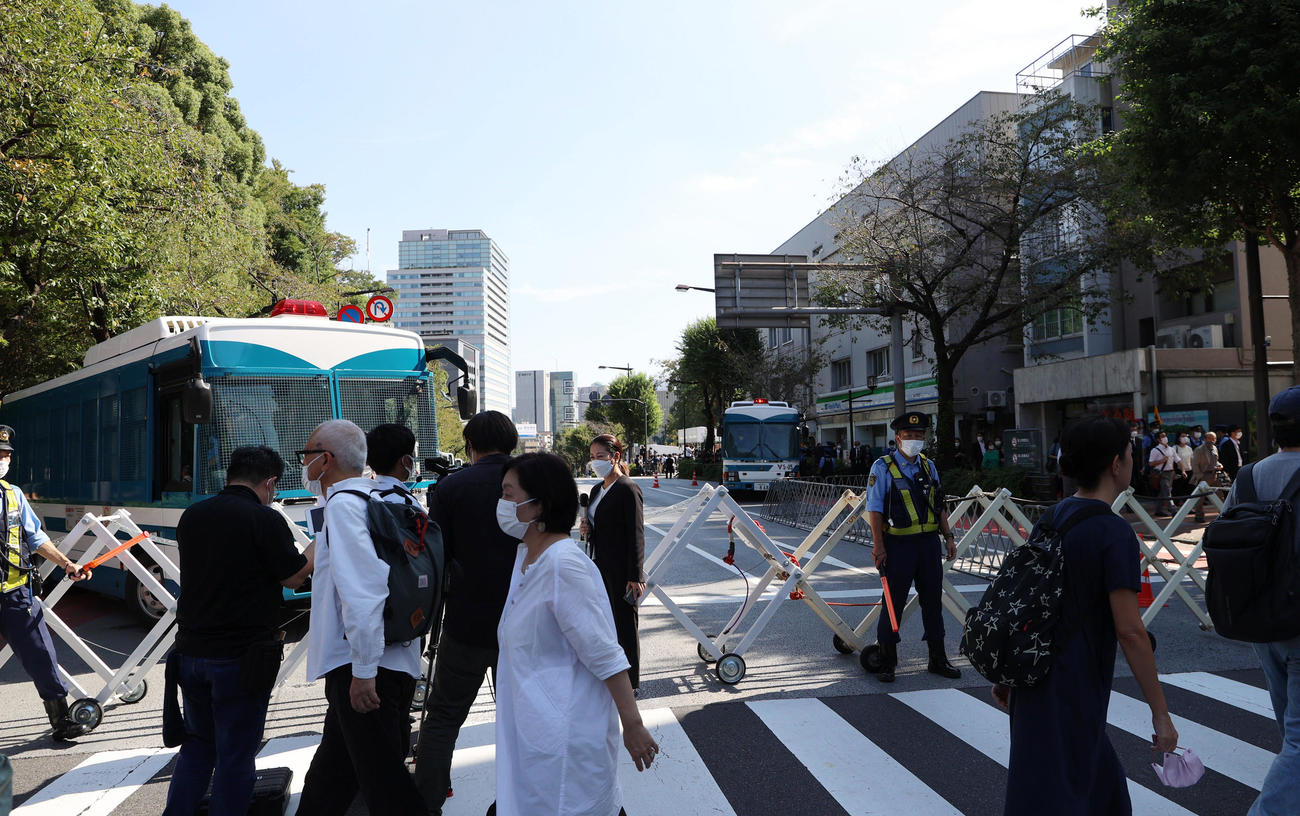 通行止めとなった日本武道館近くの靖国通り＝午前9時45分すぎ（撮影・狩俣裕三）