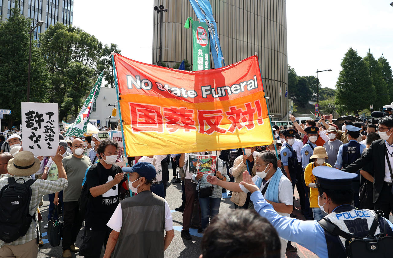 安倍晋三元首相の国葬が行われる日本武道館近くで警察官とごった返す反対デモ行進を行う人々＝午後0時30分すぎ（撮影・狩俣裕三）