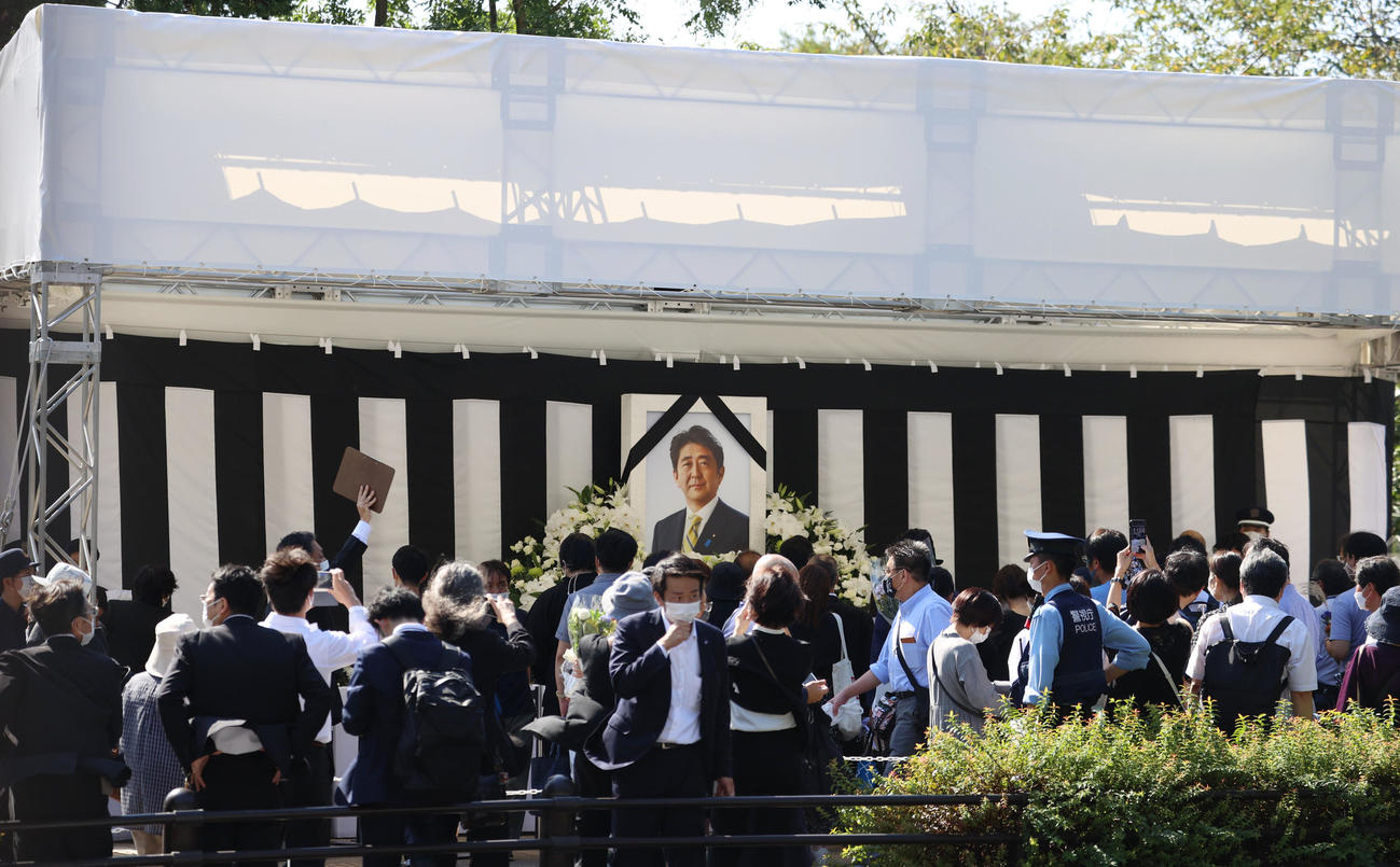 安倍晋三元首相の国葬で弔問に訪れる多くの一般弔問者＝午前9時45分すぎ（撮影・狩俣裕三）