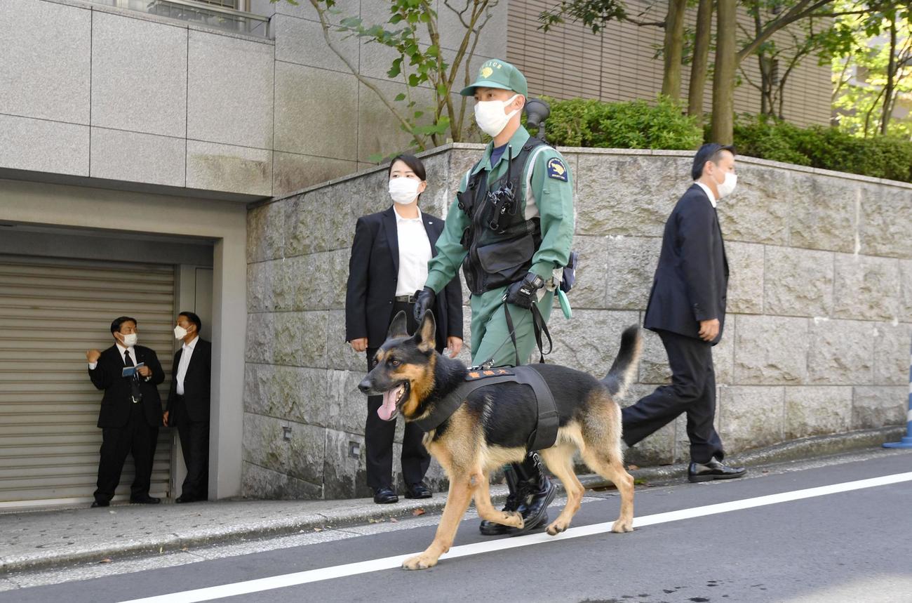 安倍元首相の自宅周辺を警戒する警察官ら(共同)
