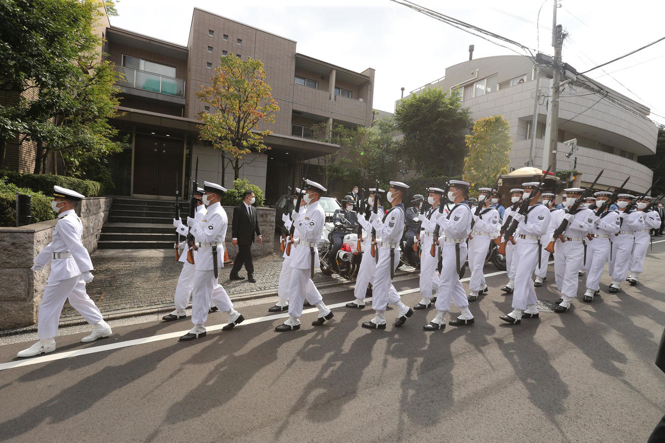 安倍元首相の国葬を前に、都内の自宅に到着した儀仗（ぎじょう）隊（撮影・野上伸悟）