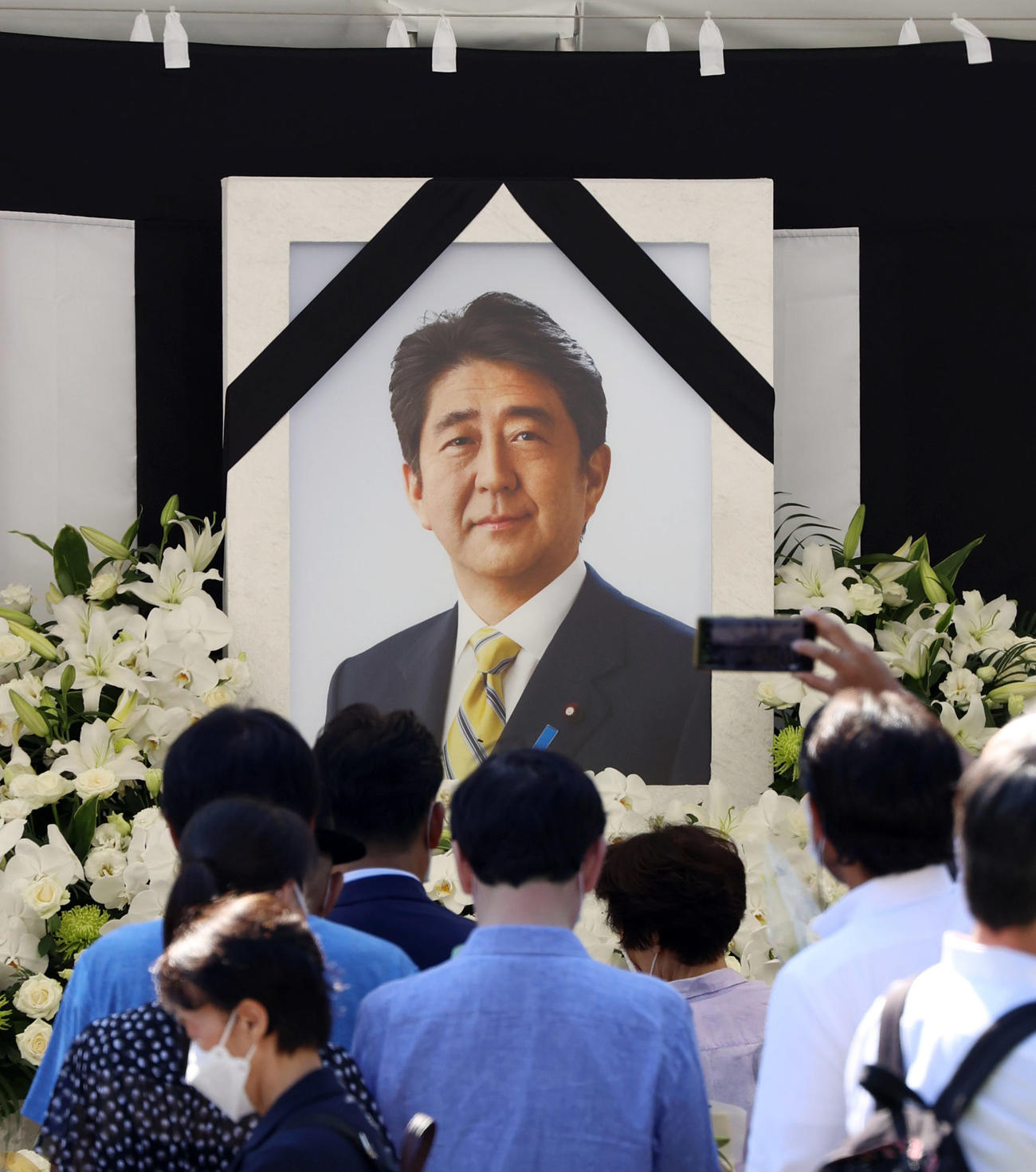 安倍元首相の国葬が行われる日本武道館近くに設けられた一般献花台に花を手向ける人たち＝午前9時45分すぎ（撮影・狩俣裕三）