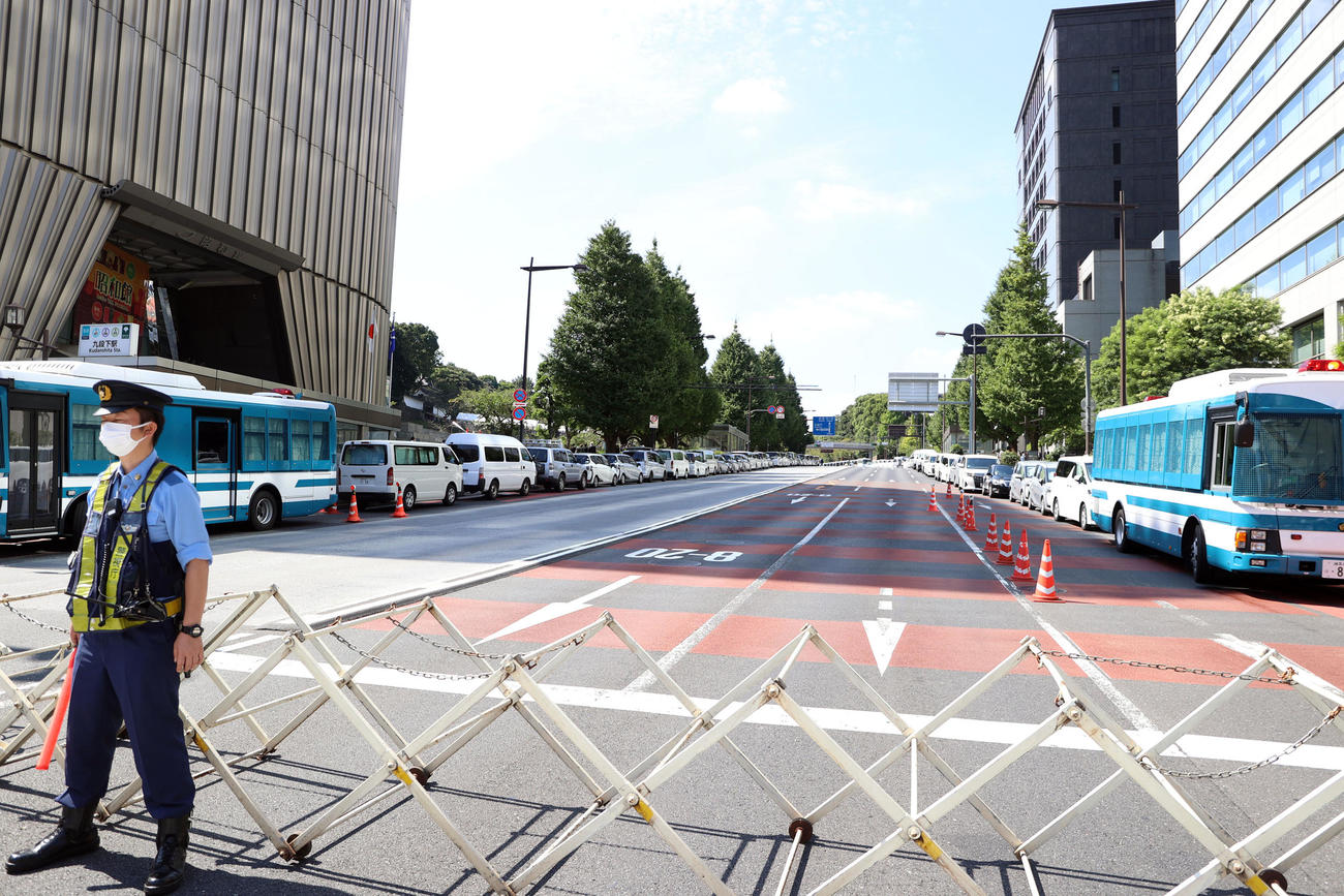 安倍晋三元首相の国葬のため、通行止めとなった九段下駅、日本武道館近くの靖国通り＝午前11時15分すぎ（撮影・狩俣裕三）