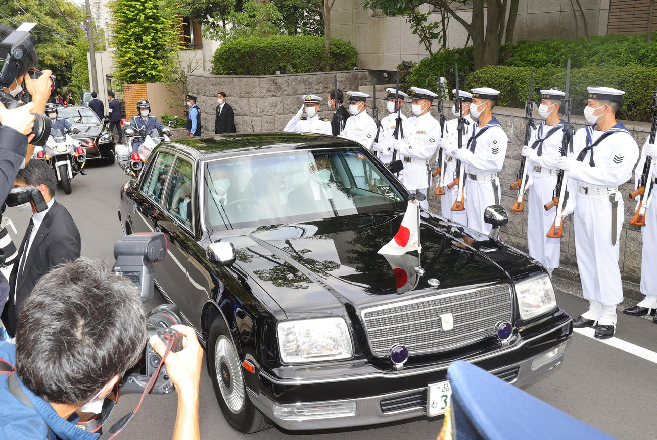 安倍晋三元首相の国葬を前に、儀仗（ぎじょう）隊が並ぶ中、都内の自宅を出る昭恵夫人。27日日午後1時25分（撮影・野上伸悟）