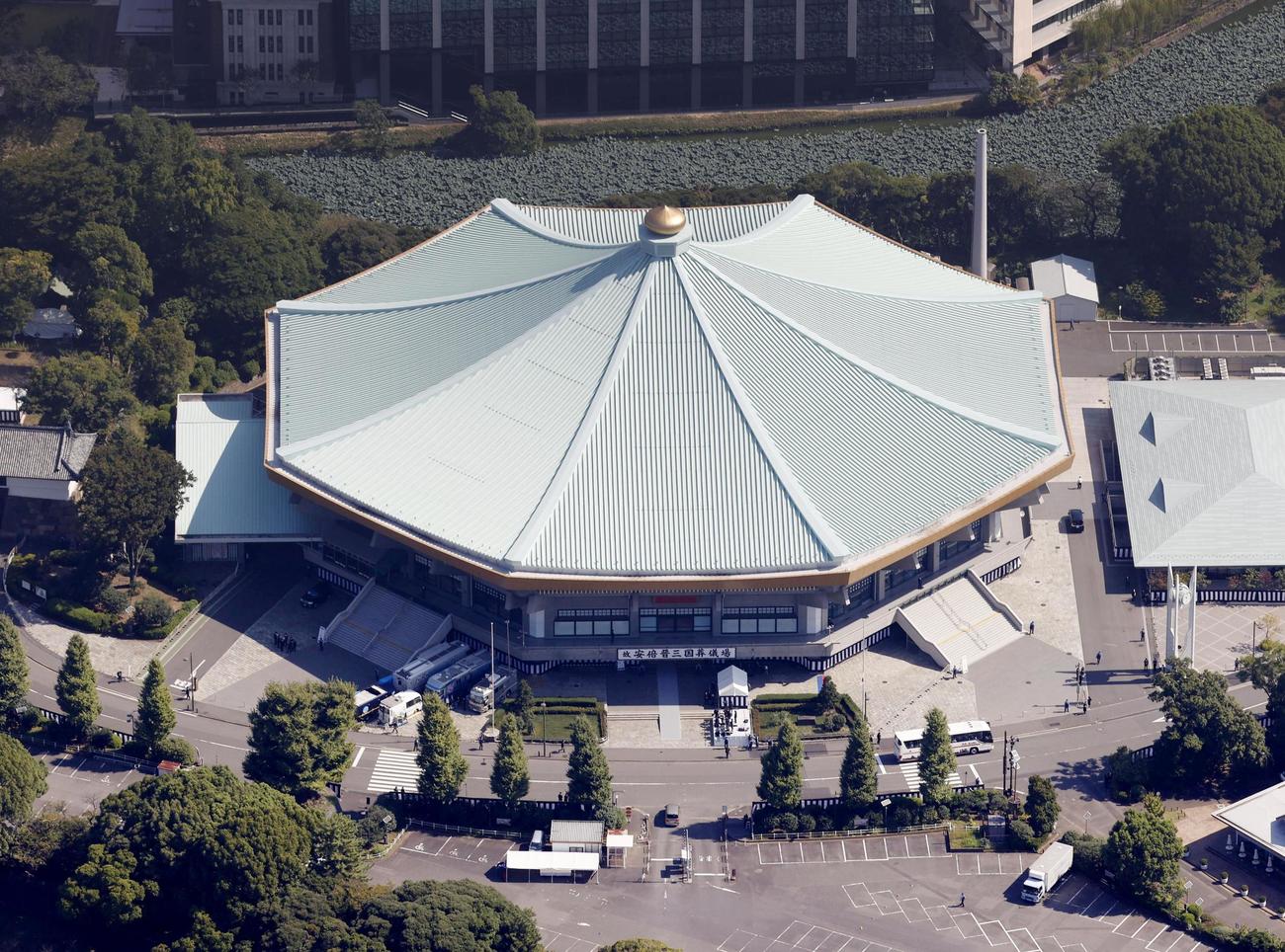 安倍元首相の国葬が行われる日本武道館＝27日午前10時2分、東京都千代田区（共同通信社ヘリから）