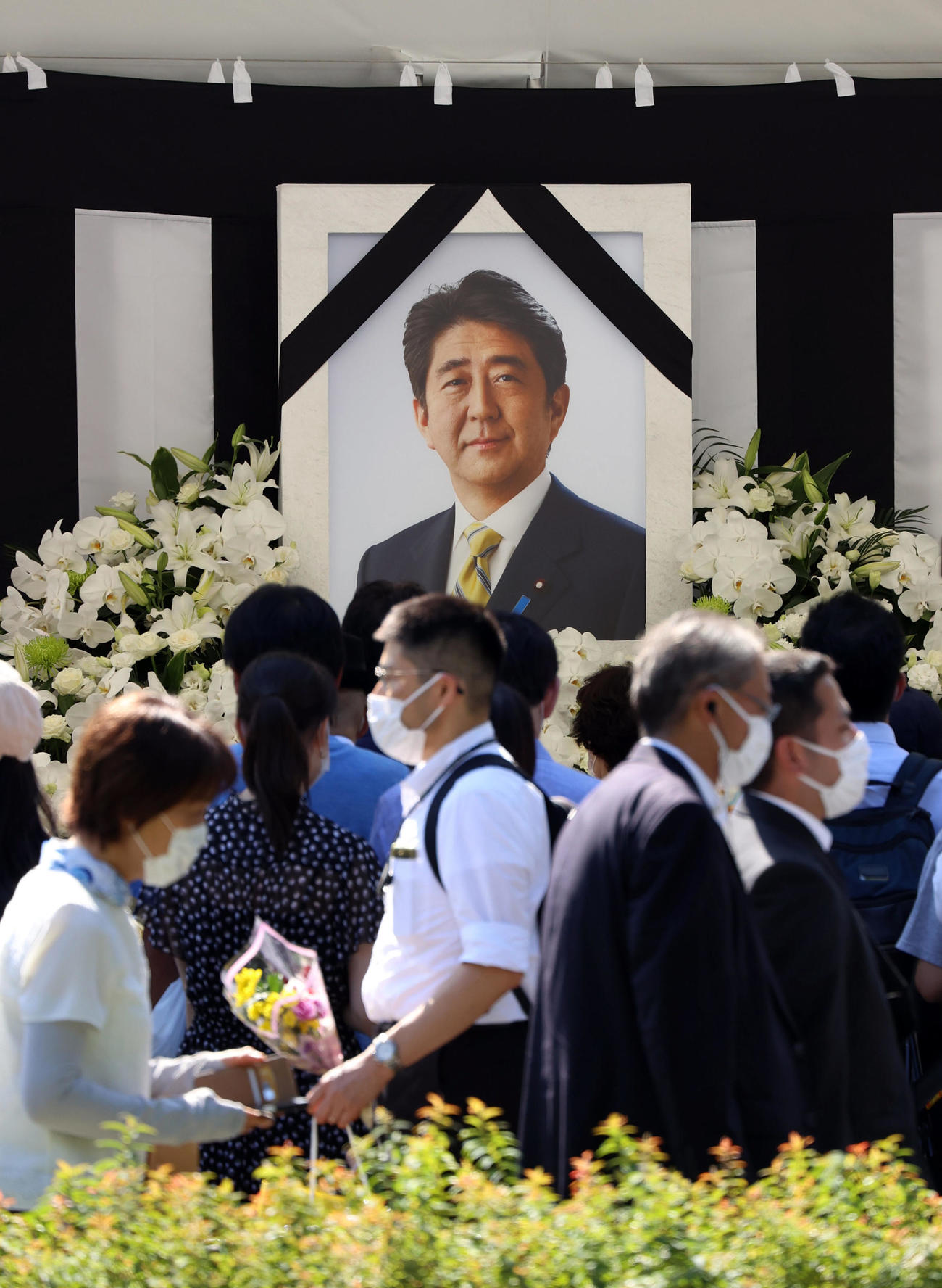 安倍晋三元首相の国葬で弔問に訪れる多くの一般弔問者＝午前9時45分すぎ（撮影・狩俣裕三）