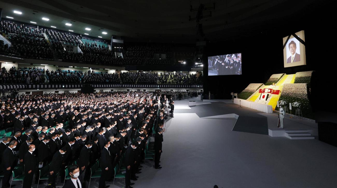 安倍元首相の国葬で黙とうする参列者ら（共同）