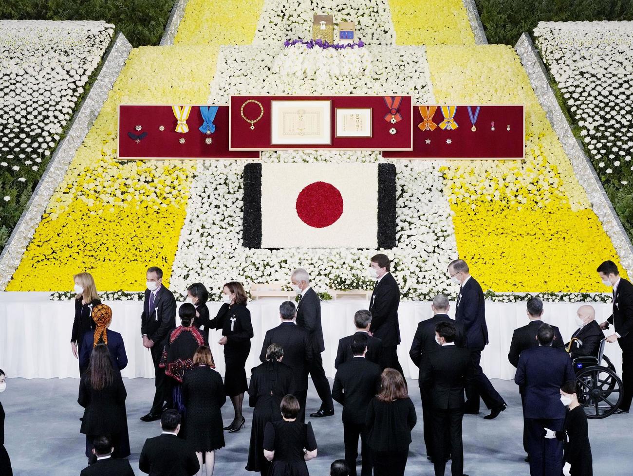 安倍元首相の国葬で、献花を終えたハリス米副大統領（奥左から4人目）ら各国代表（共同）
