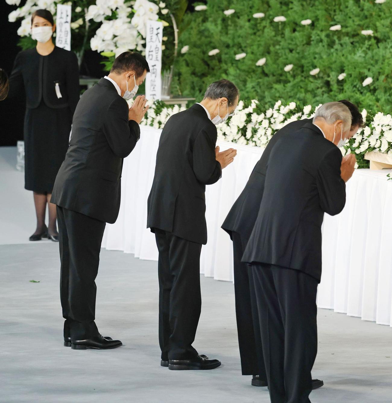 安倍元首相の国葬で、献花し手を合わせるプロ野球ソフトバンクの王貞治球団会長（中央）と巨人の原辰徳監督（左）（共同）