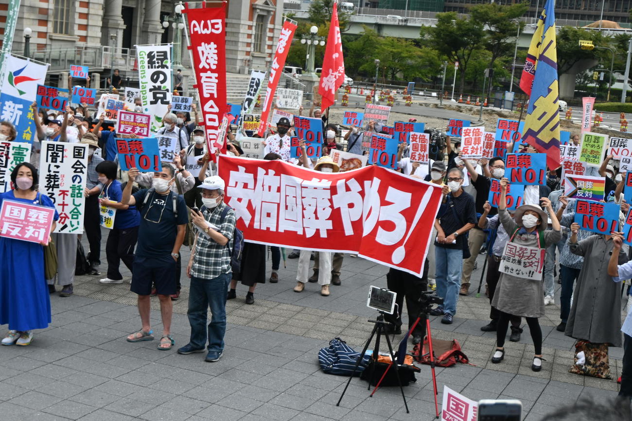 大阪市内で行われた安倍晋三元首相の国葬に反対する集会で声を上げる参加者（撮影・松浦隆司）