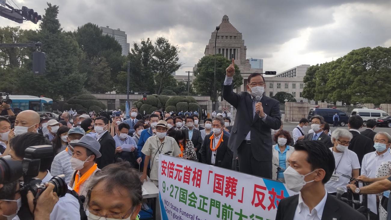 日本共産党の志位和夫委員長は天を指さして、安倍元首相の国葬に対して「断固許さない」と声を張り上げた（撮影・寺沢卓）