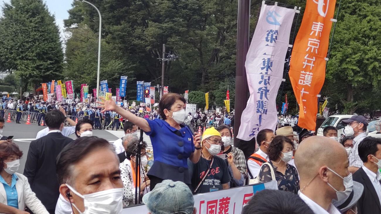国会議事堂前の国葬反対集会に参加した社会民主党の福島瑞穂党首は大きく手を広げて「憲法違反の国葬は反対です」と訴えた（撮影・寺沢卓）