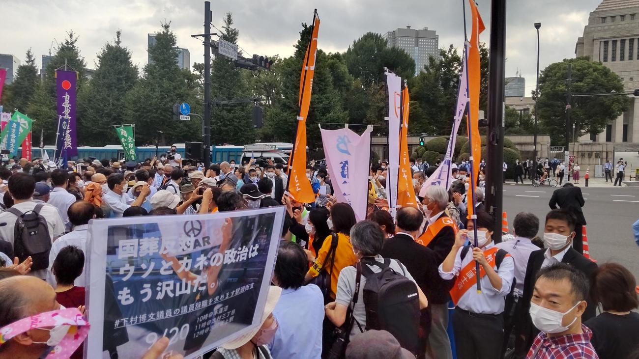 安倍晋三元首相の国葬に反対する市民集会が国会議事荘前で国葬開始と同じ午後2時から開催され、参加した聴衆でごった返した（撮影・寺沢卓）