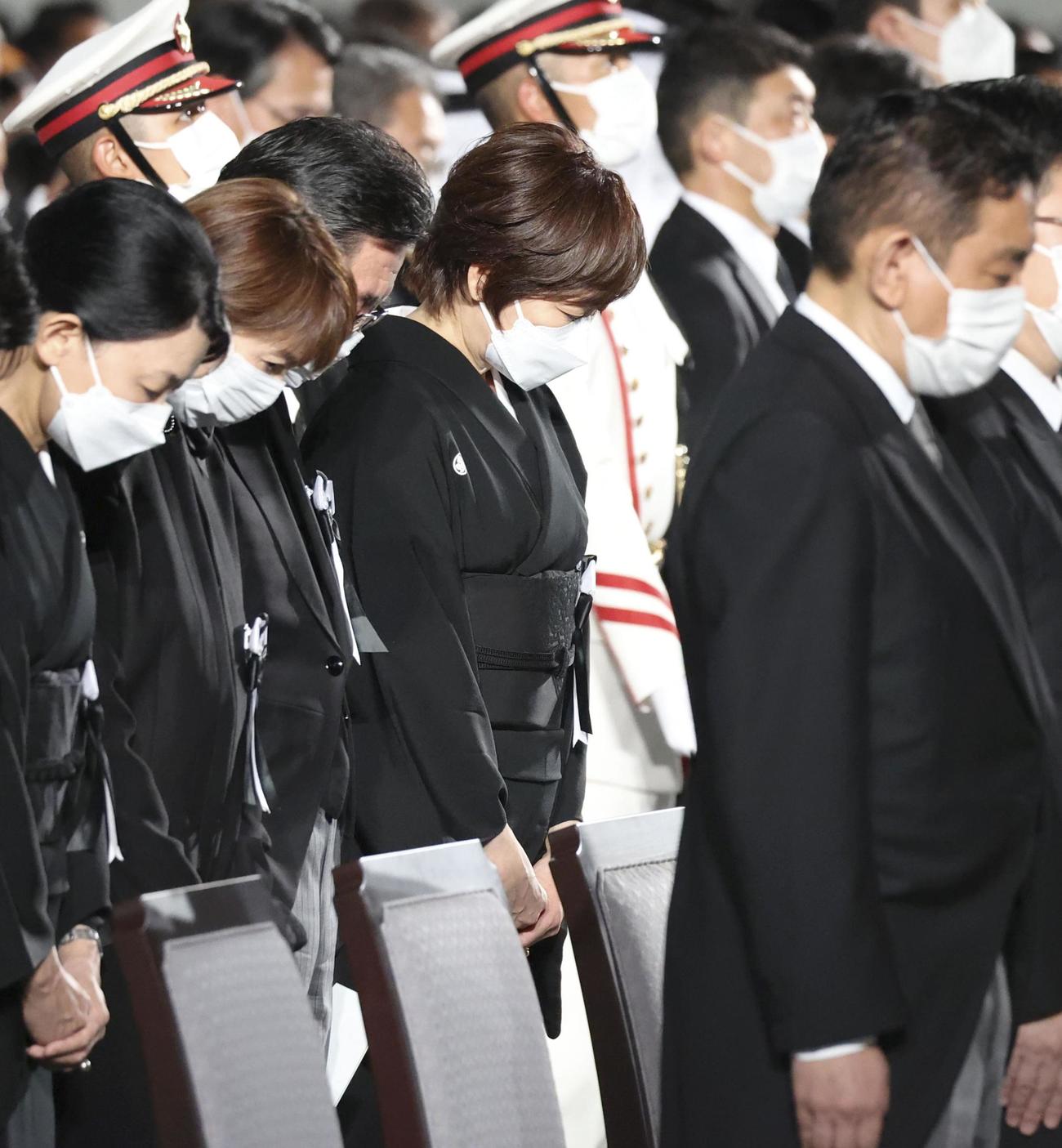 安倍元首相の国葬で黙とうする昭恵夫人（中央）（共同）