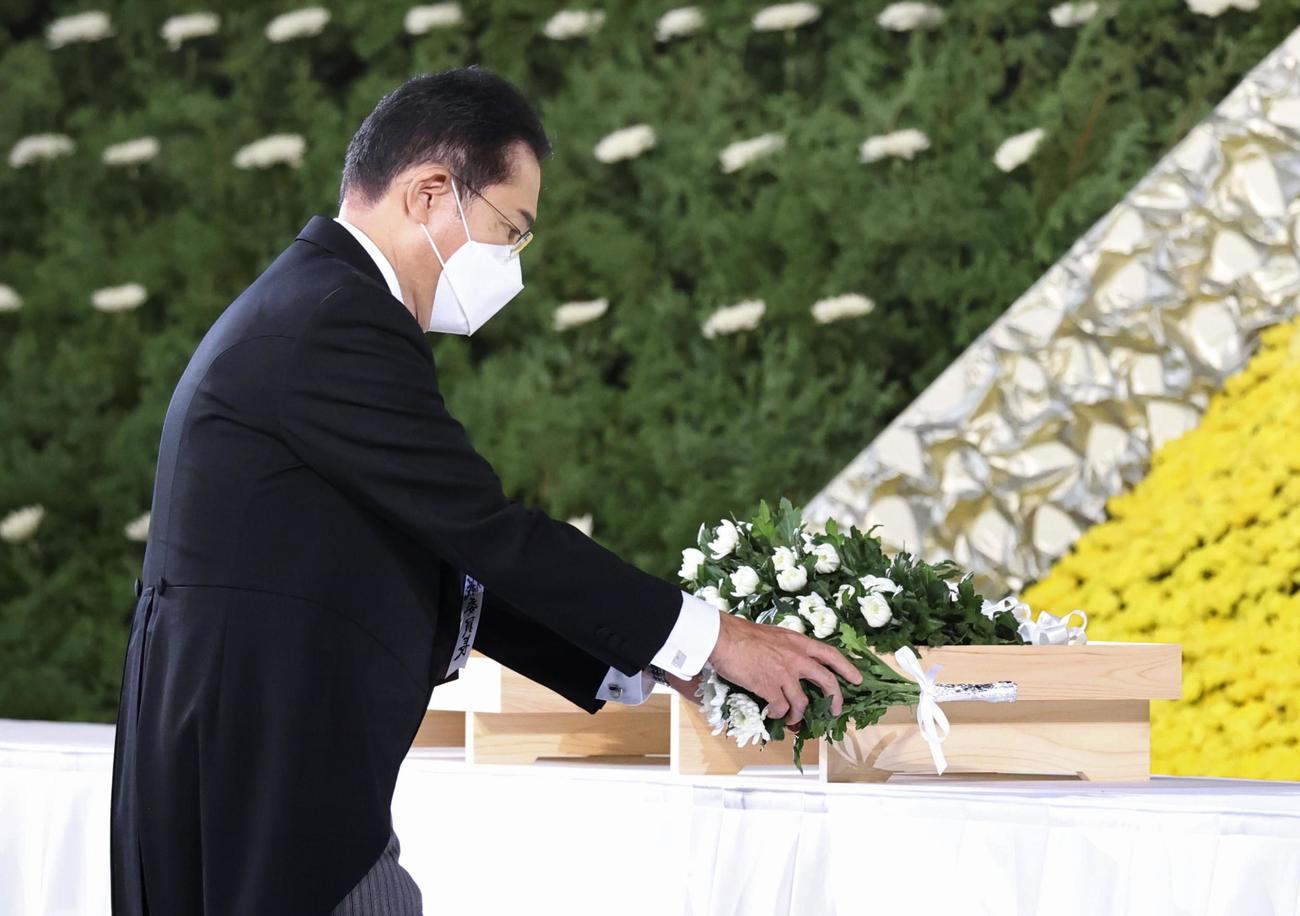 安倍元首相の国葬で献花する岸田首相（共同）