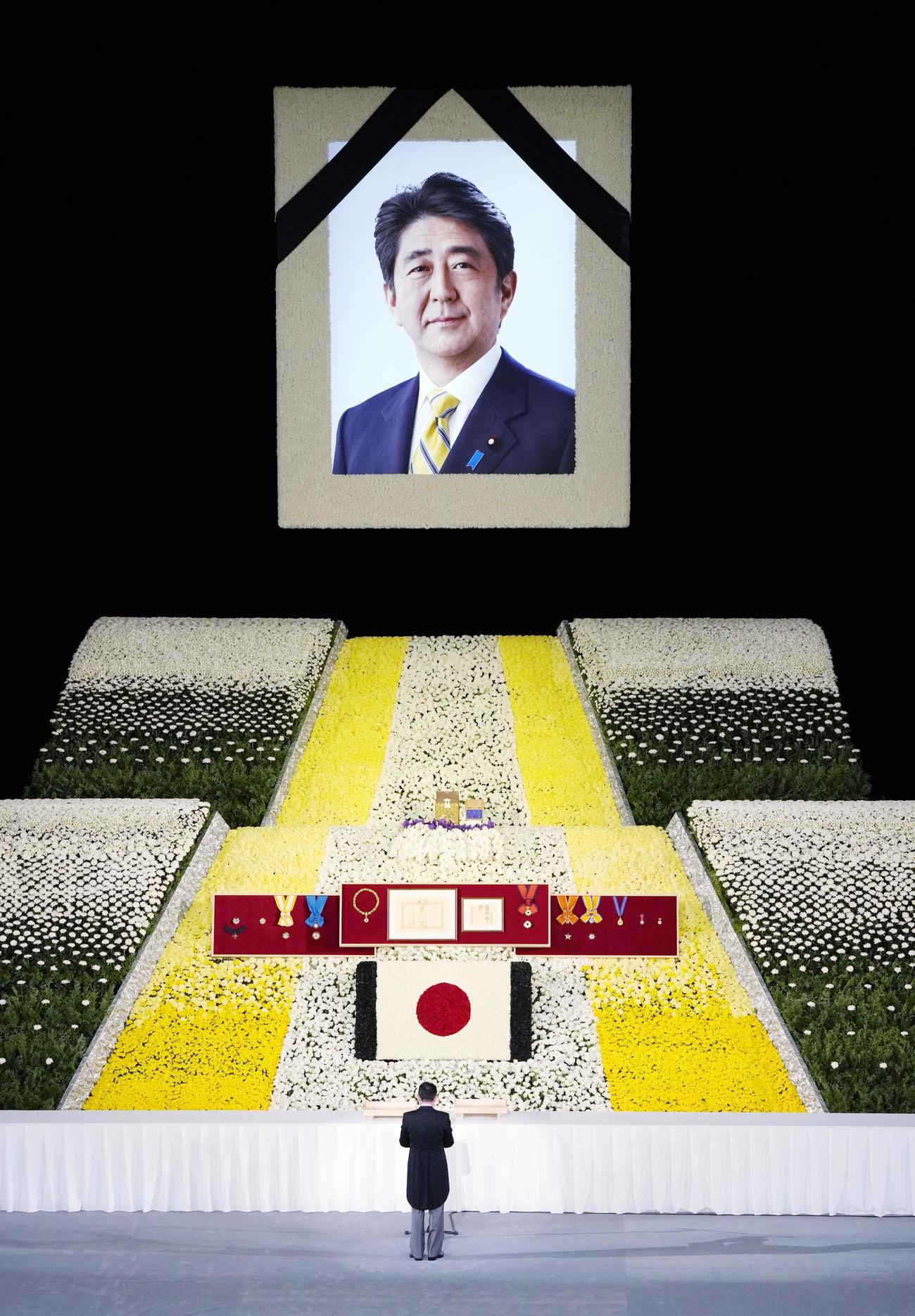 日本武道館で行われた安倍元首相の国葬。下は追悼の辞を述べる岸田首相（共同）