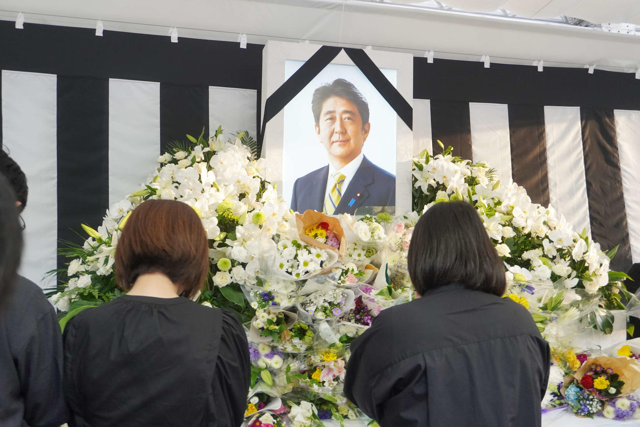 安倍晋三元首相を悼み献花する人たち（撮影・沢田直人）