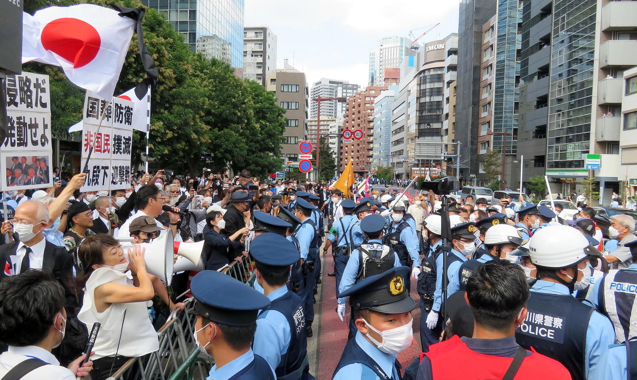 日本武道館近くで一触即発ムードとなった国葬賛成派（左）と反対派デモ参加者（撮影・鎌田直秀）