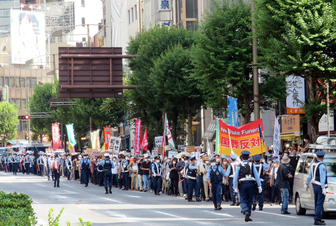 靖国通りで長い隊列を組んで国葬反対を訴えるデモ行進（撮影・鎌田直秀）