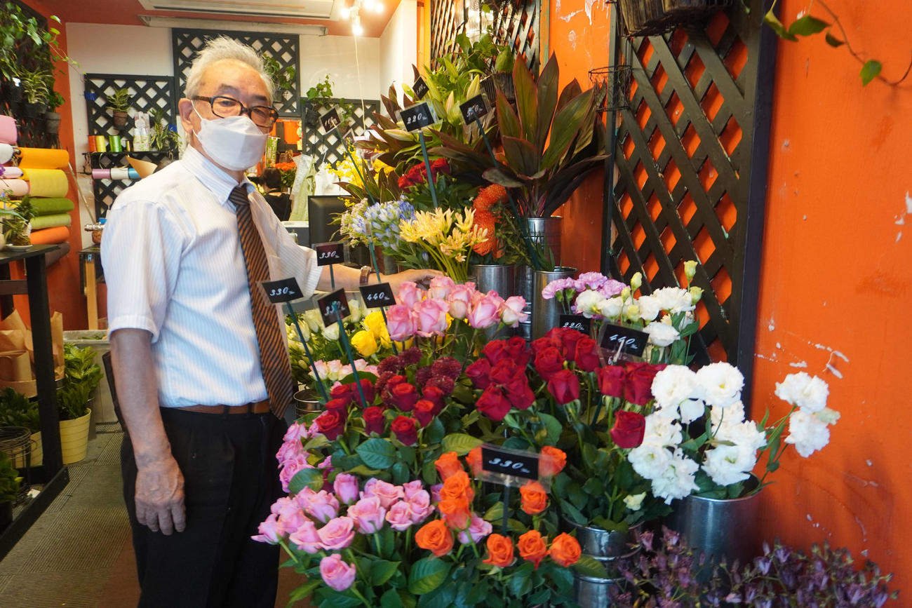 国葬が行われた27日に全ての花が完売した生花店「きりしまフラワー半蔵門店」の音無功代表取締役（撮影・沢田直人）