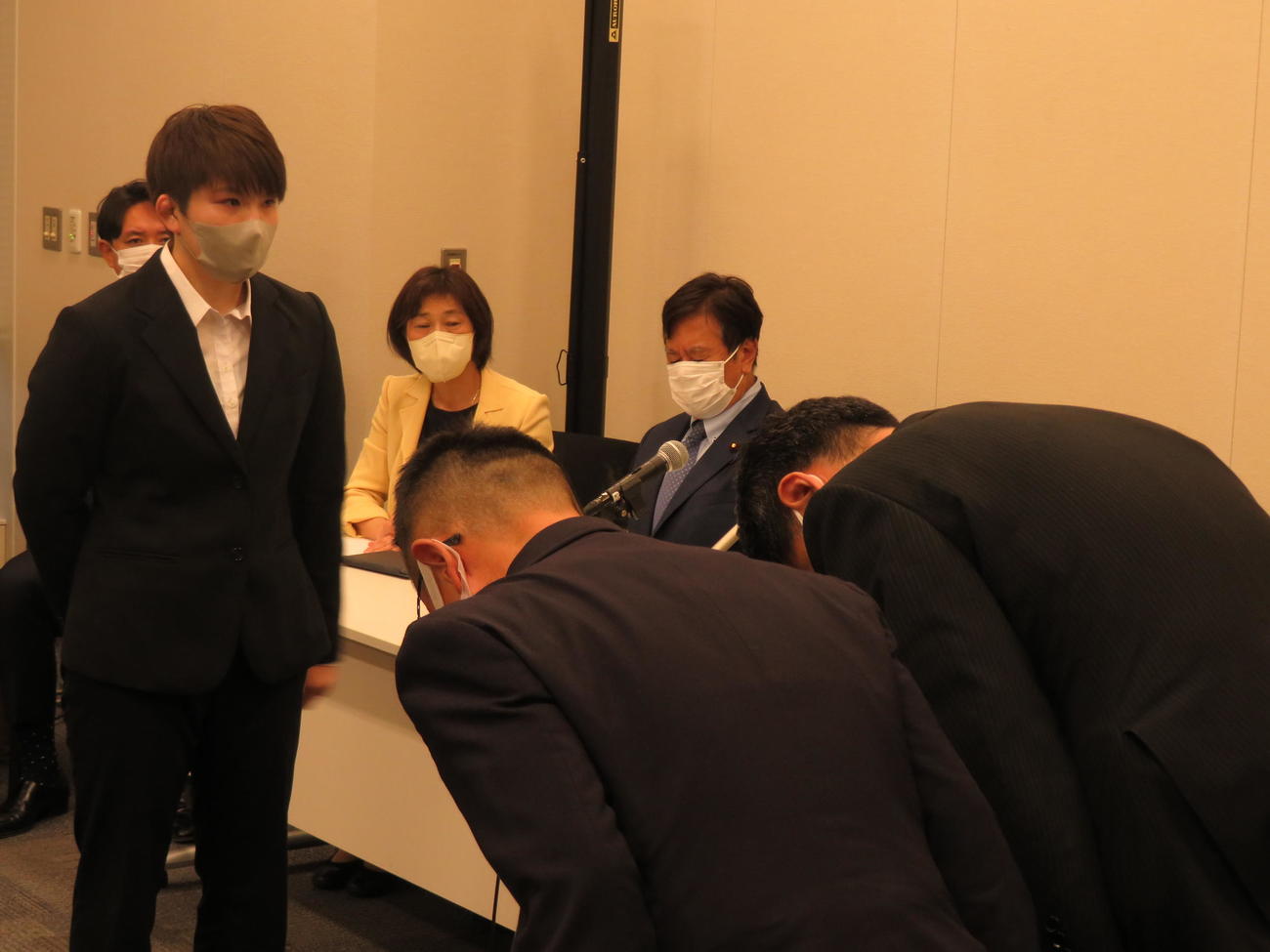 元1等陸士の五ノ井里奈さんに防衛省職員が謝罪した（撮影・寺沢卓）