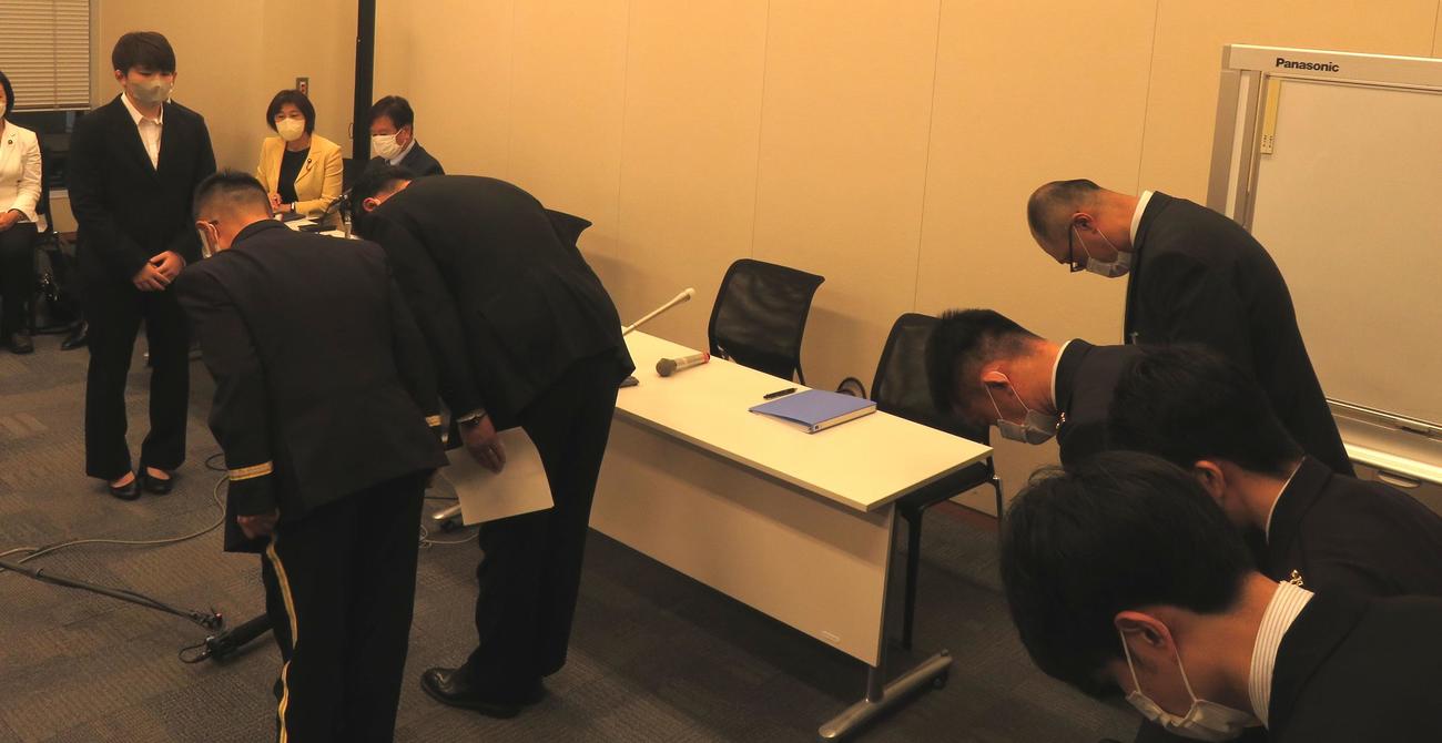 会見に出席した防衛省職員6人全員が元1等陸士の五ノ井里奈さんに謝罪した（撮影・寺沢卓）