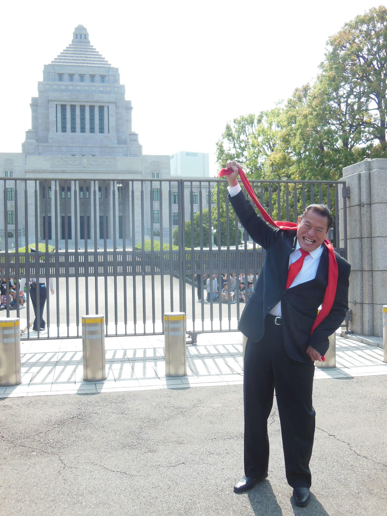出馬会見前、国会議事堂をバックに雄たけびをあげるアントニオ猪木氏