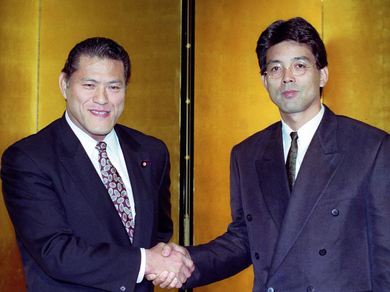 92年6月、スポーツ平和党から参院選出馬を表明した江本孟紀氏（右）とアントニオ猪木議員