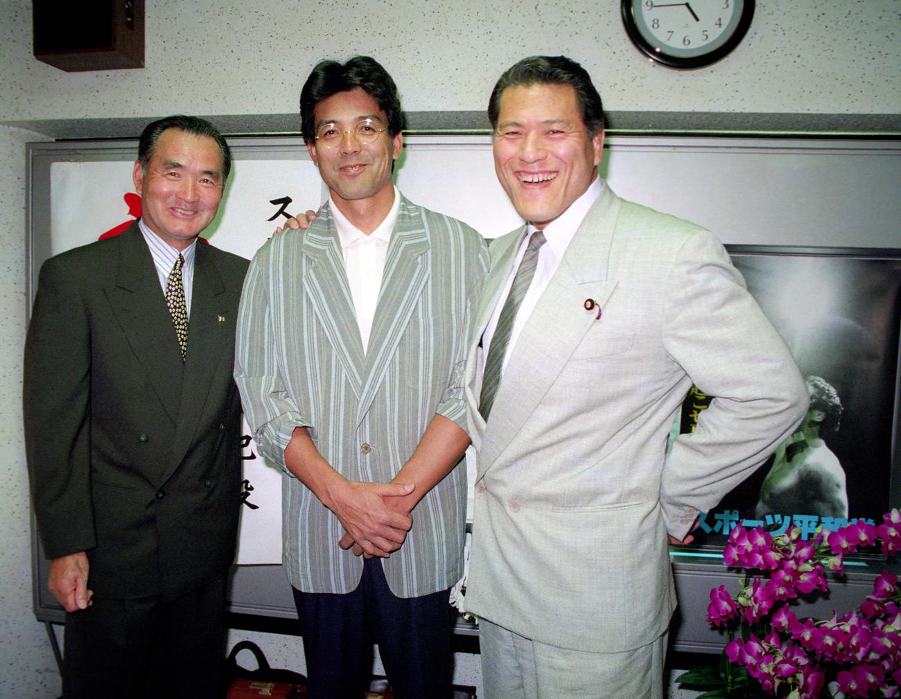 92年7月、スポーツ平和党から参院選に出馬した江本孟紀氏（中央）を激励に訪れた長嶋茂雄氏（左）と写真に納まる