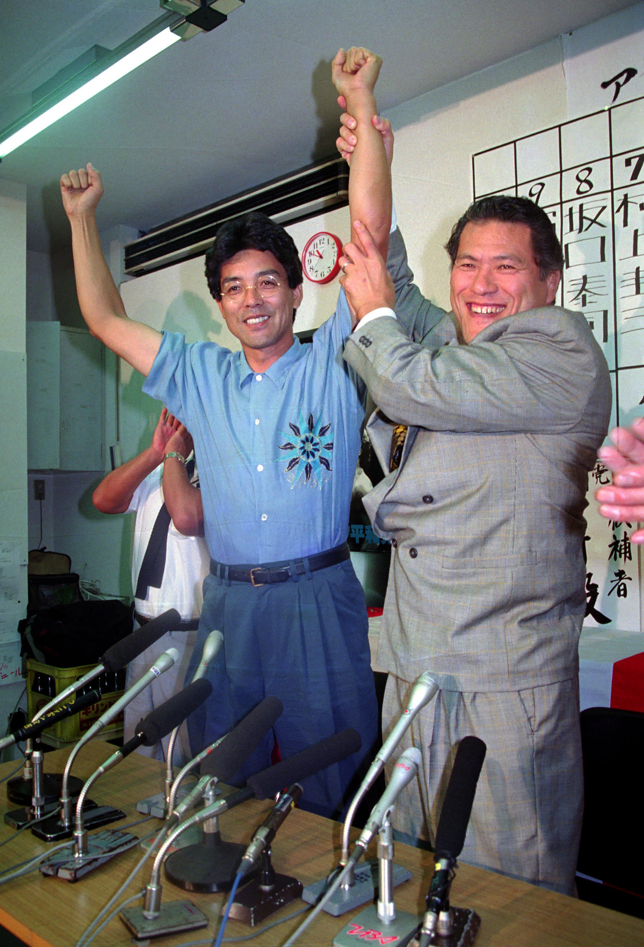 1992年7月26日、参院選で当選したスポーツ平和党の江本孟紀（左）。右はアントニオ猪木