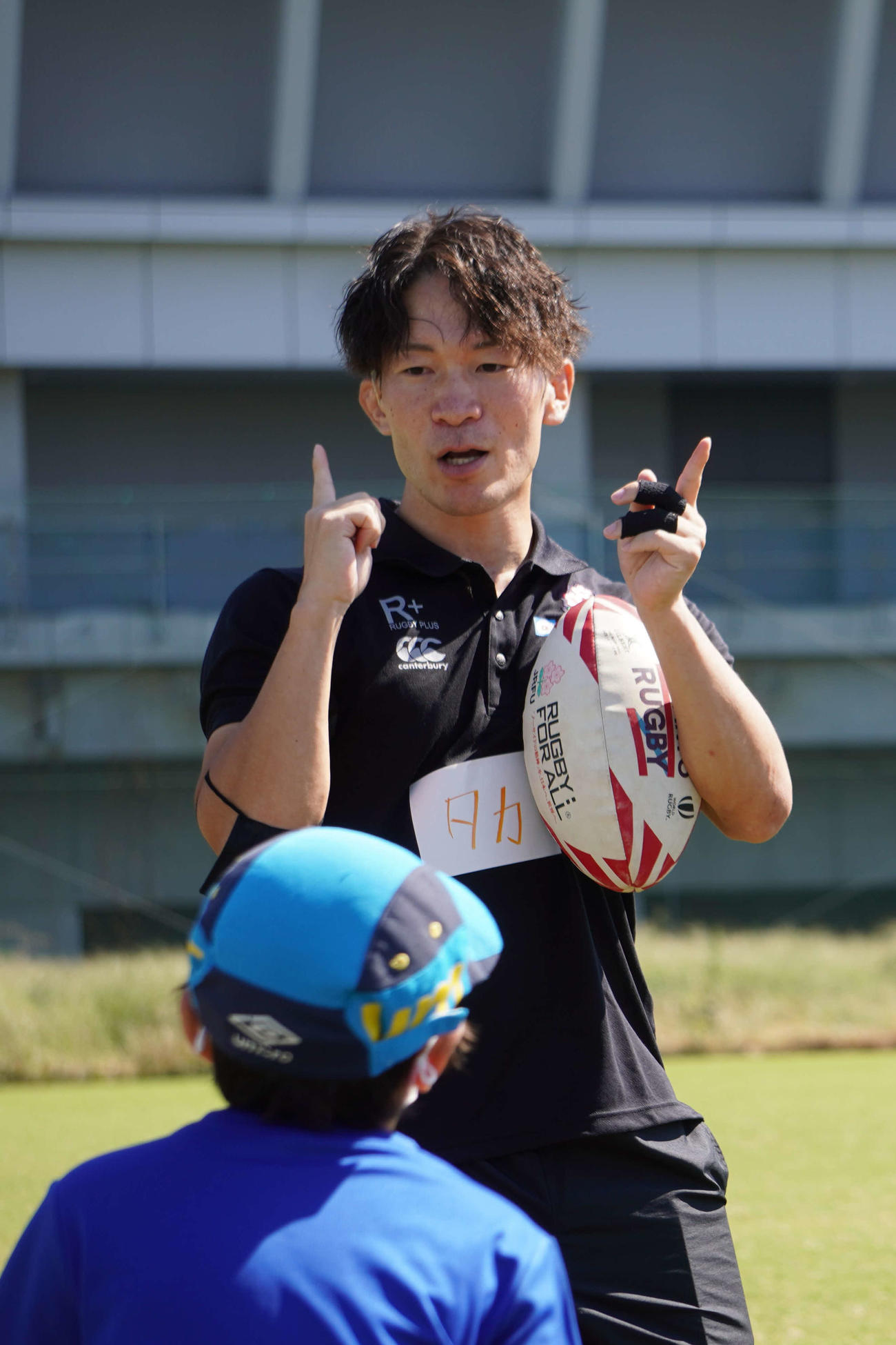 子どもたちに手話でラグビーを教える大塚貴之さん（撮影・沢田直人）